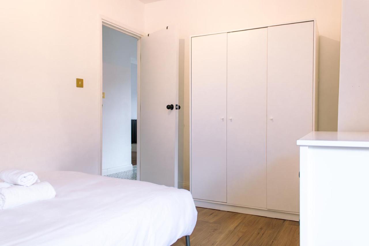Nice 4 Bedroom Apartment Near City Centre 2-Min Walk To Metro !! Business & Family Friendly!! Londyn Zewnętrze zdjęcie