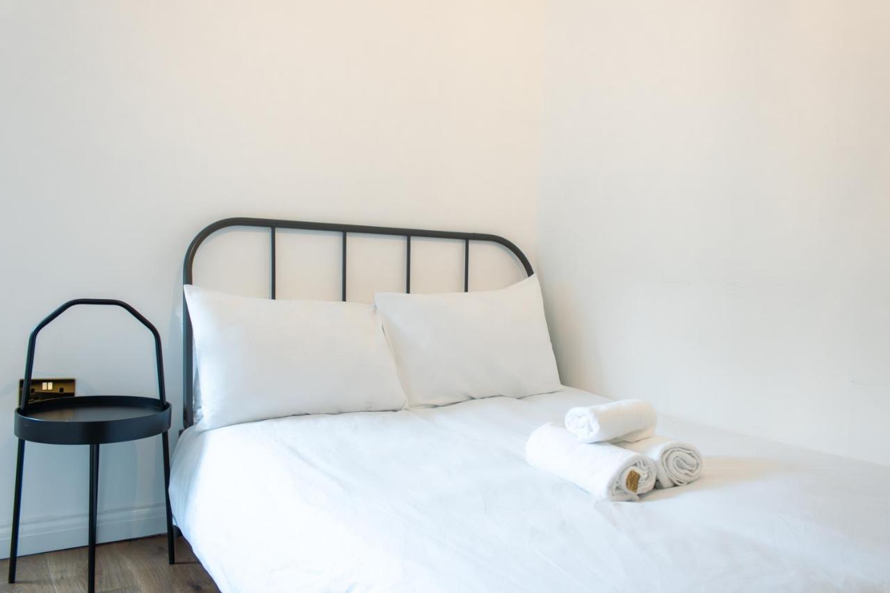 Nice 4 Bedroom Apartment Near City Centre 2-Min Walk To Metro !! Business & Family Friendly!! Londyn Zewnętrze zdjęcie