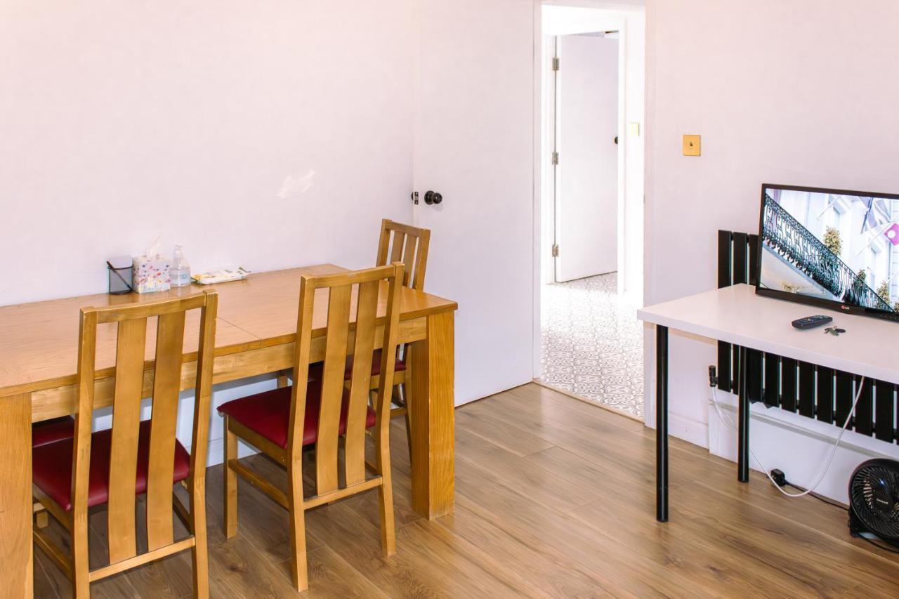 Nice 4 Bedroom Apartment Near City Centre 2-Min Walk To Metro !! Business & Family Friendly!! Londyn Zewnętrze zdjęcie
